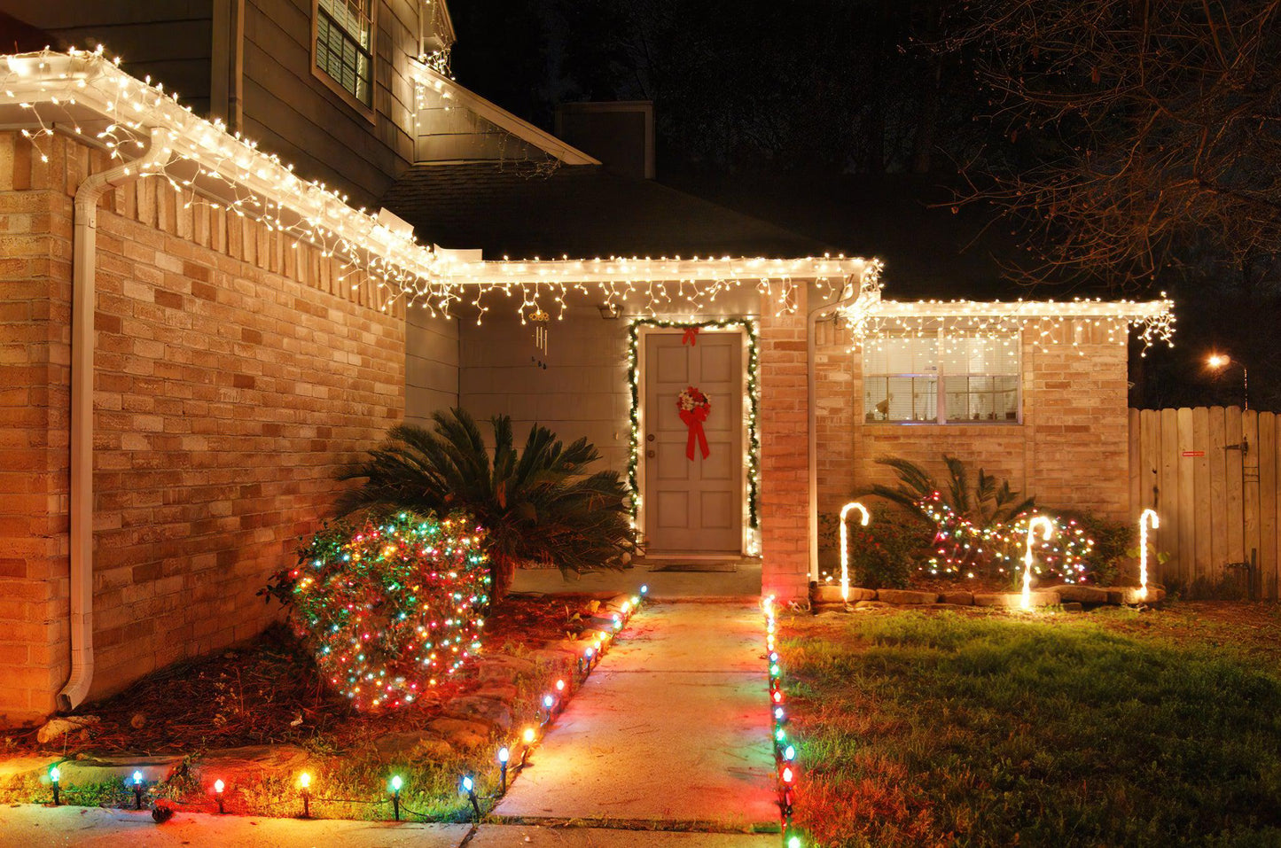 LED Indoor & Outdoor Snowing Icicle Chaser Lights with White Cable (960) - Warm White-8800225838189-Bargainia.com